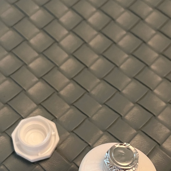 Moroccanoil Cosmetic Bag NWOT plus bonus Jet Lag Facial Mask - Picture 9 of 10